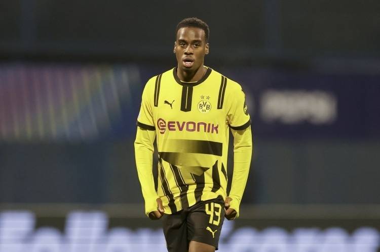 天空体育记者：切尔西接近与多特达成协议，签下吉滕斯